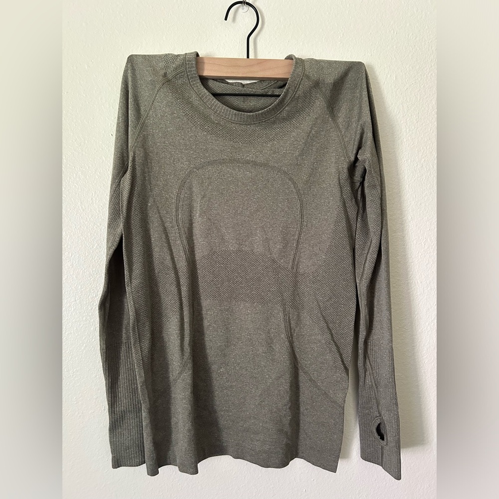 Swiftly Tech long sleeve, fits size 6/8